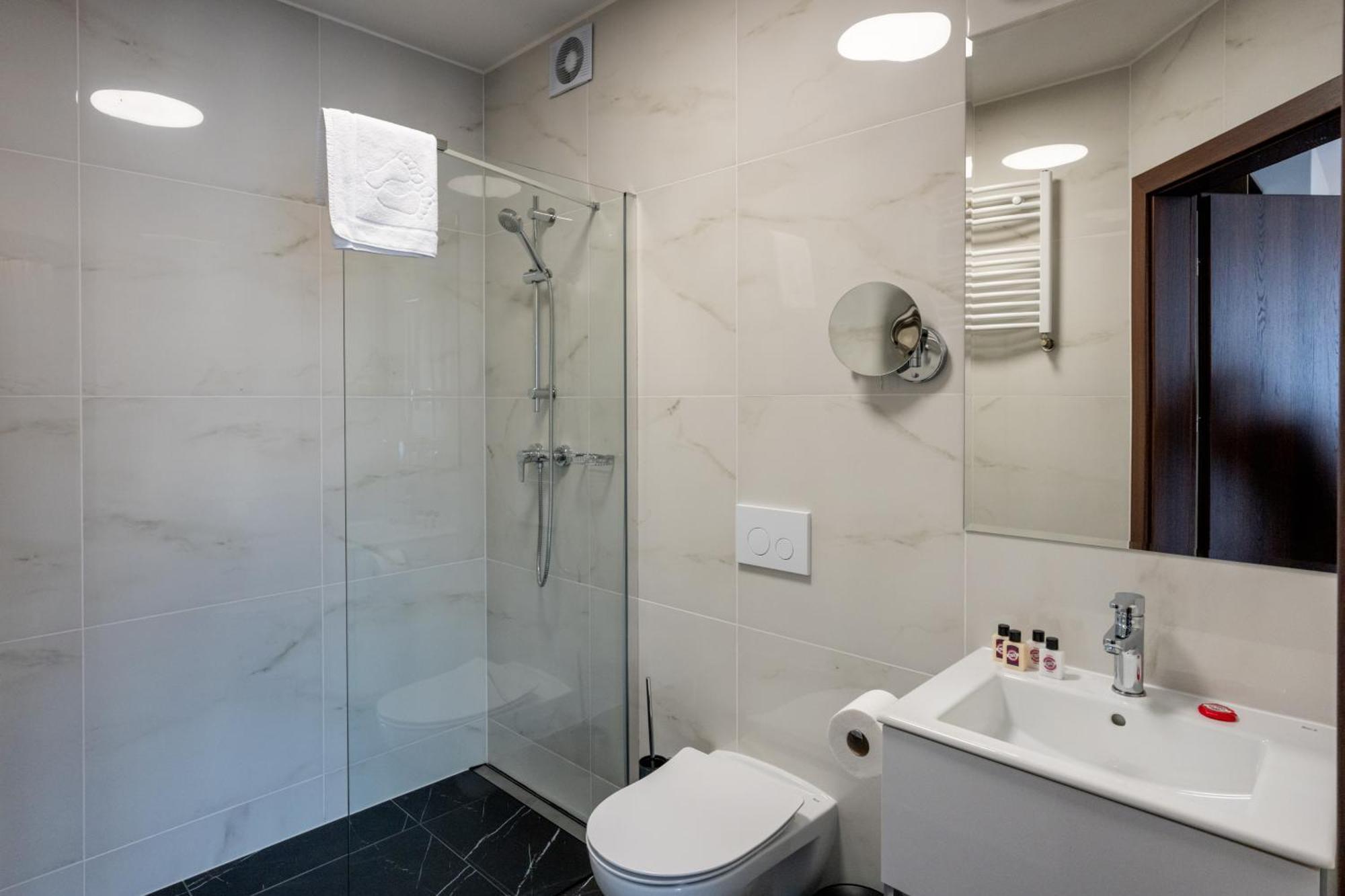 Sleep&Fly Okecie Warsaw Airport Bed & Breakfast Exterior photo